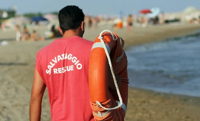 Assistente bagnanti con salvagente
