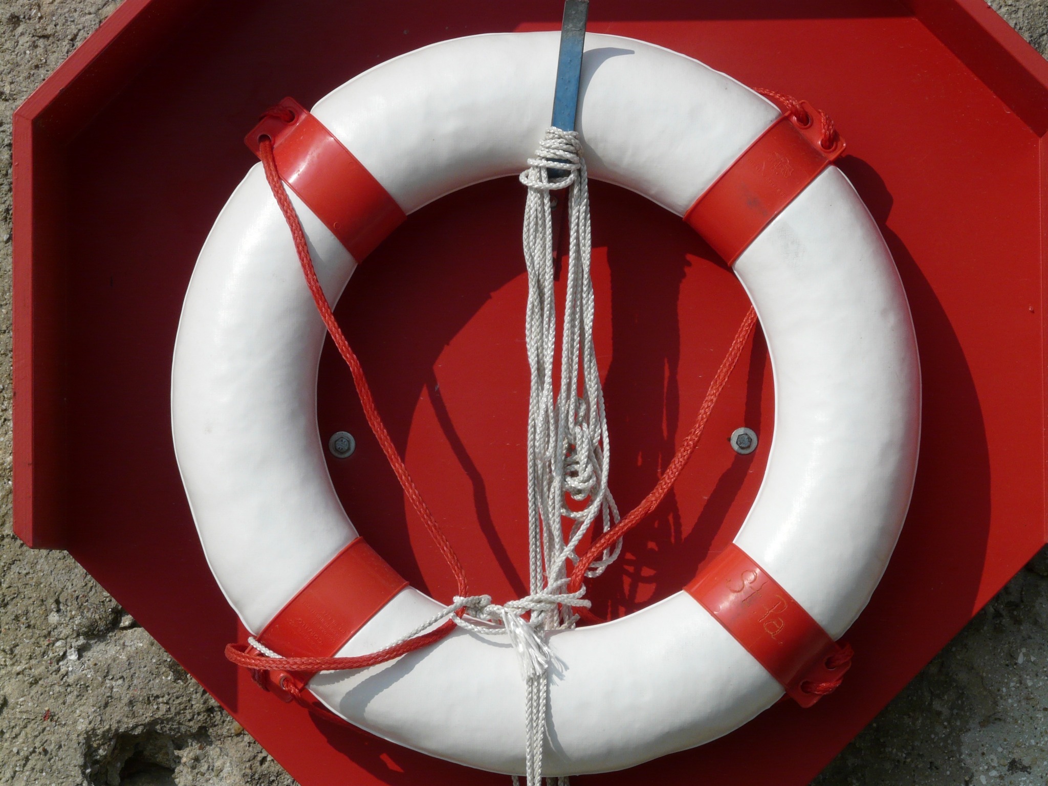 Salvagente bianco e rosso su supporto rosso