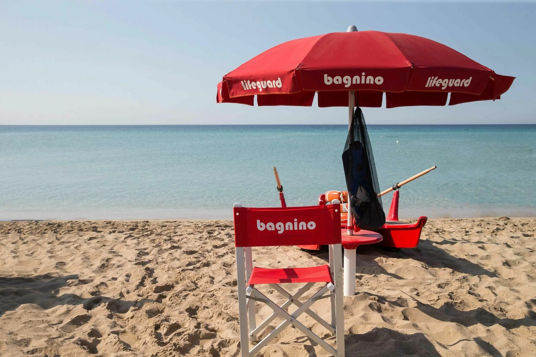 Postazione di salvataggio attrezzata sulla spiaggia