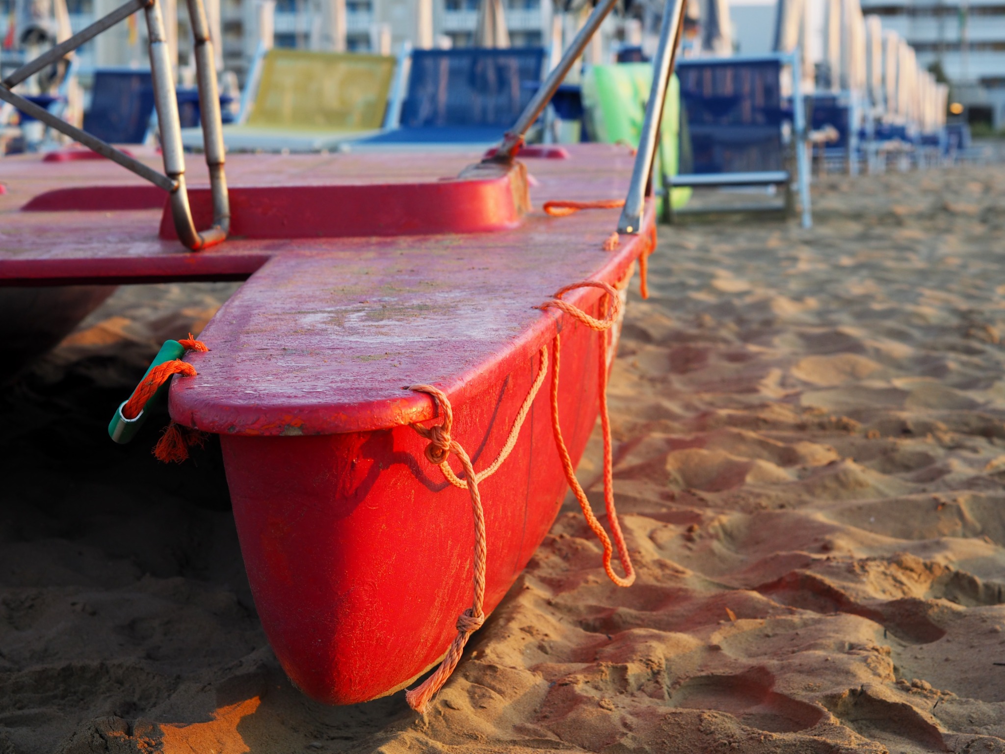 Dettaglio di un mezzo di salvataggio rosso sulla spiaggia