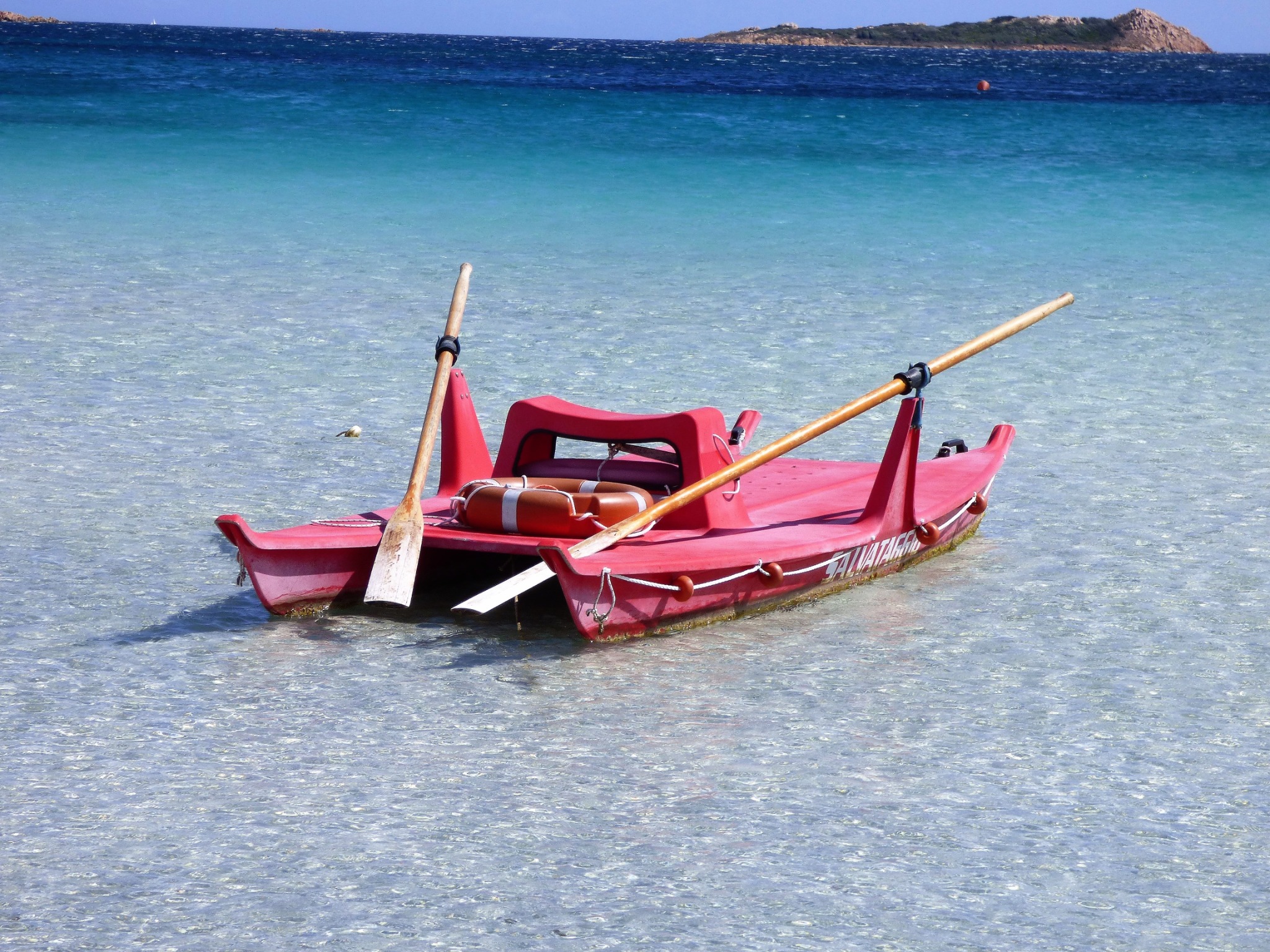Mezzo di salvataggio rosso in acqua cristallina
