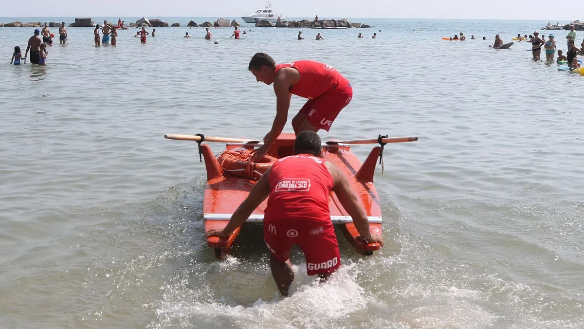 Assistenti bagnanti durante la preparazione di un mezzo di salvataggio