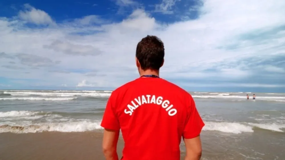 Assistente bagnanti osserva il mare